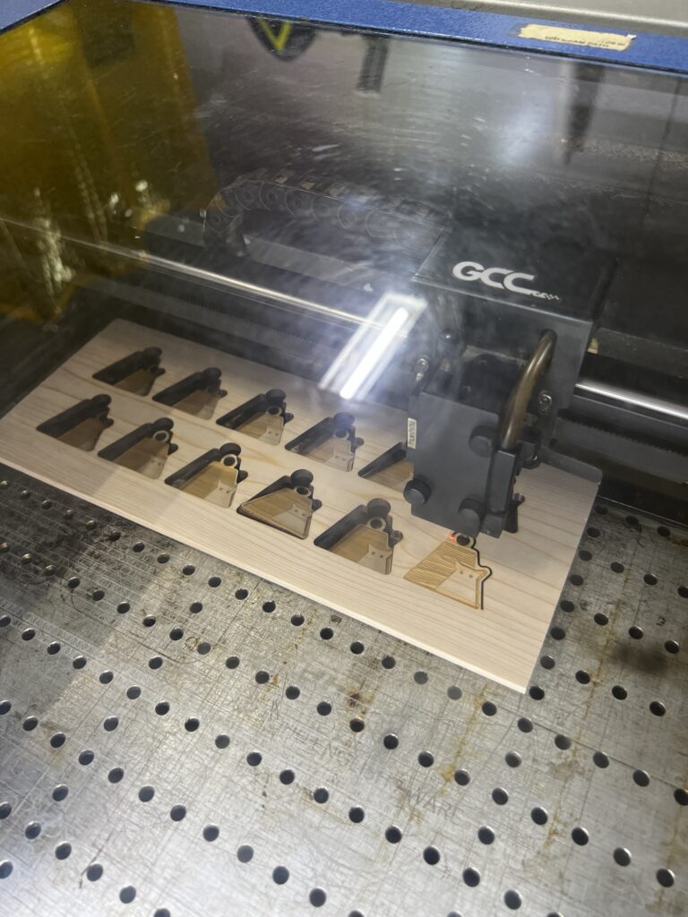 【オープンに向けて④】レーザー加工でグッズ作り